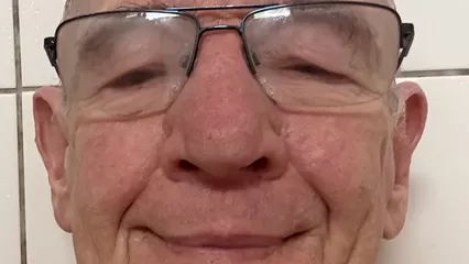 Een op zichzelf reflecterende oude witte man