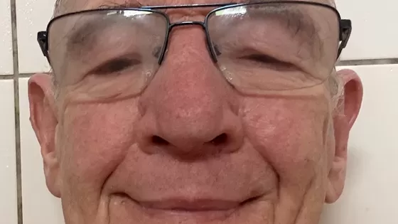 Een op zichzelf reflecterende oude witte man